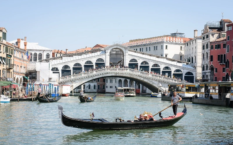 Admire the splendid Rialto Bridge in Venice, an exquisite masterpiece of architecture spanning the Grand Canal.
